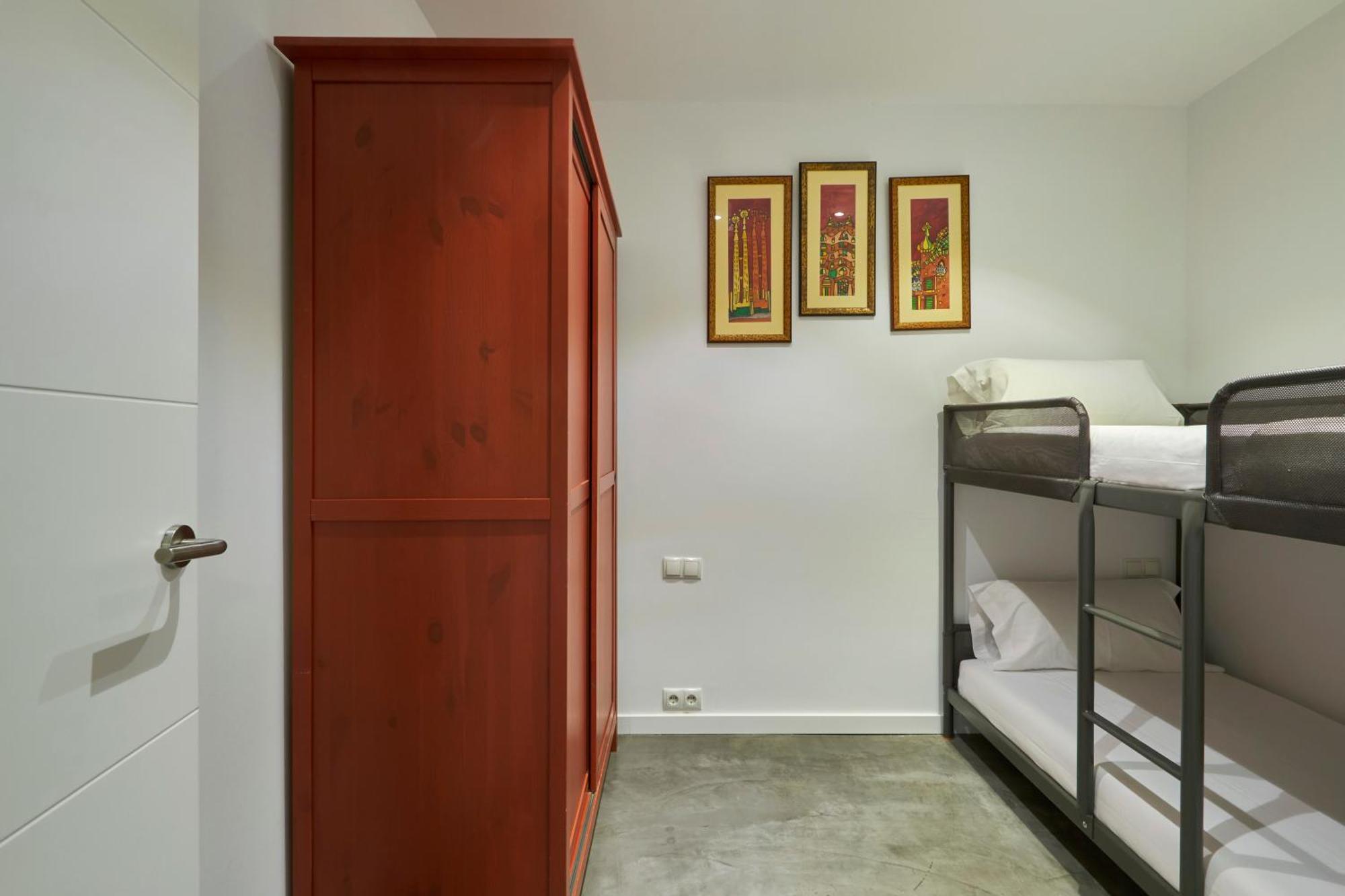 64 In A Typical Barcelona's Old Building Appartement