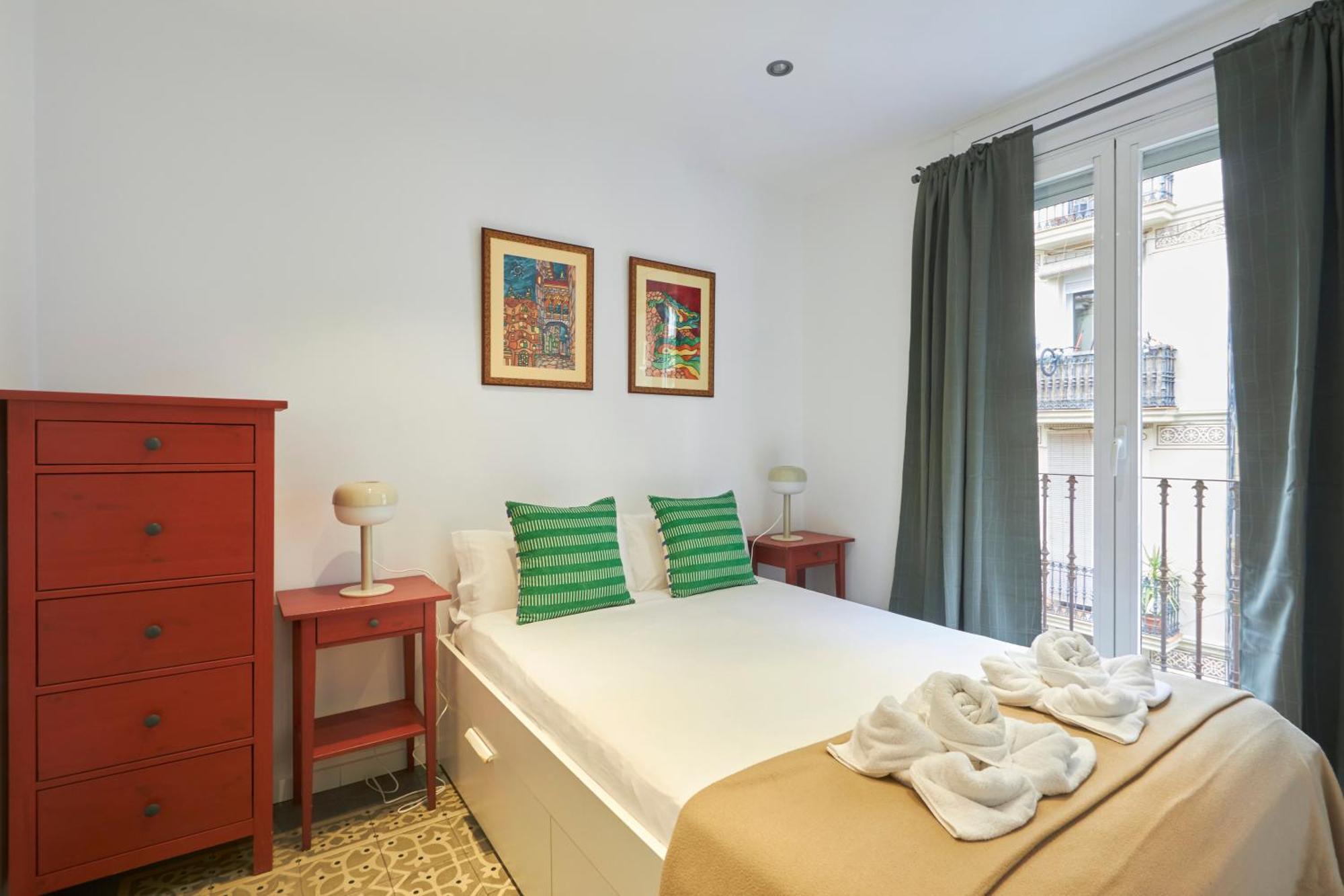 64 In A Typical Barcelona's Old Building Appartement