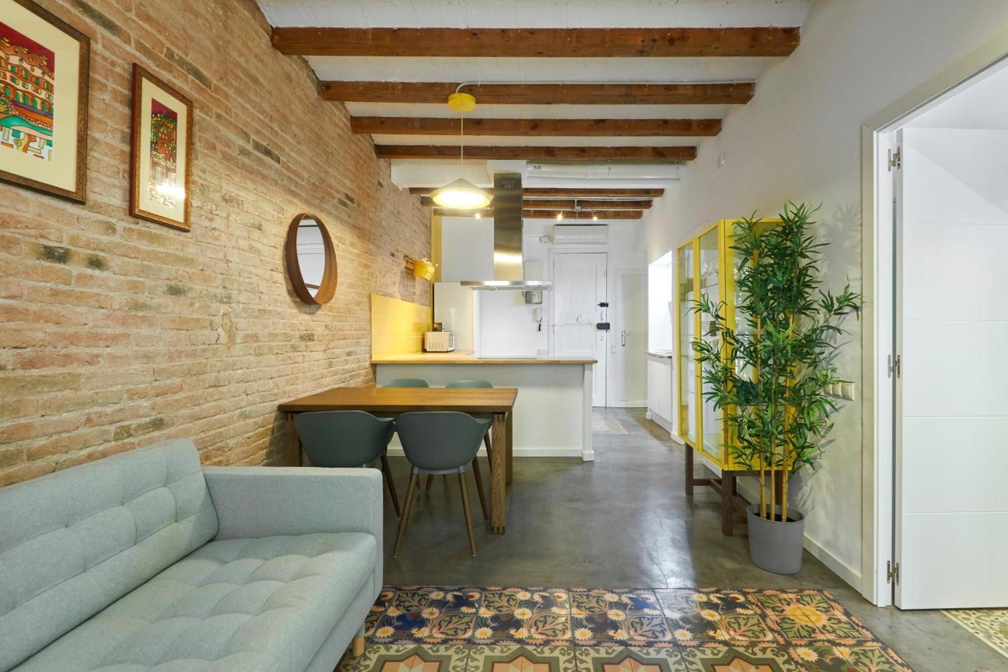 64 In A Typical Barcelona's Old Building Appartement